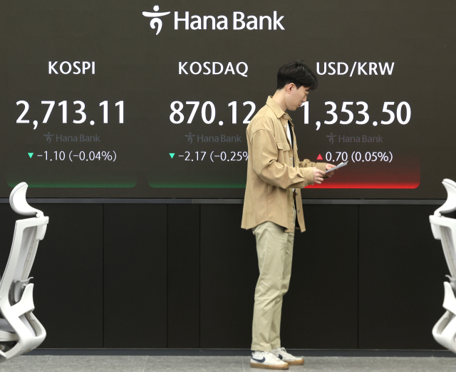 코스피가 장 초반 약보합세를 보인 8일 오전 서울 중구 하나은행 본점 딜링룸 전광판에 코스피와 코스닥지수, 원/달러 환율이 표시되고 있다. 연합뉴스