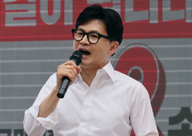 자료사진. 국민의힘 한동훈 비상대책위원장이 지난 4월 8일 이천시 중리천로에서 송석준 후보 지원유세를 하고 있다. 연합뉴스