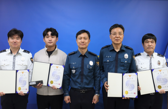 8일 문용호 청송경찰서장(가운데)이 8일 절도 피의자 검거와 민생 침해 범죄 피의자 검거 유공 경찰관에게 표창장을 전달했다. 청송경찰서 제공