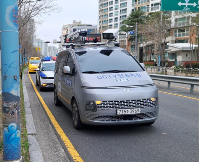 기장군이 기장경찰서와 합동으로 주정차 단속을 벌이고 있다. [사진=기장군]