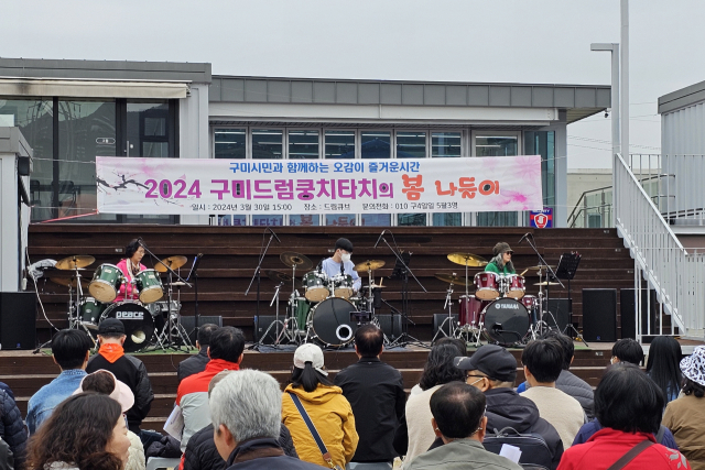 구미드럼 쿵치타치 회원들이 얼마 전 구미 금오천에서 열린 벚꽃축제 기간 중 공연을 펼치고 있다. 쿵치타치 제공