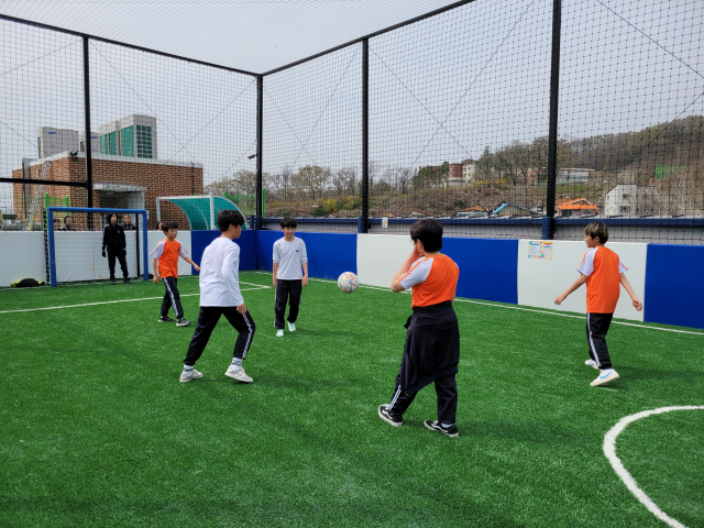 대구교육대학교 안동부설초등학교 옥상에 설치된 풋살장에서 학생들이 신나는 체육활동을 하고 있다. 김영진 기자