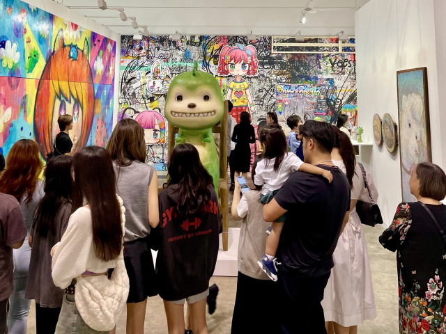 아트바젤 홍콩을 찾은 관람객들이 작품을 감상하고 있다. 최정인 작가 제공