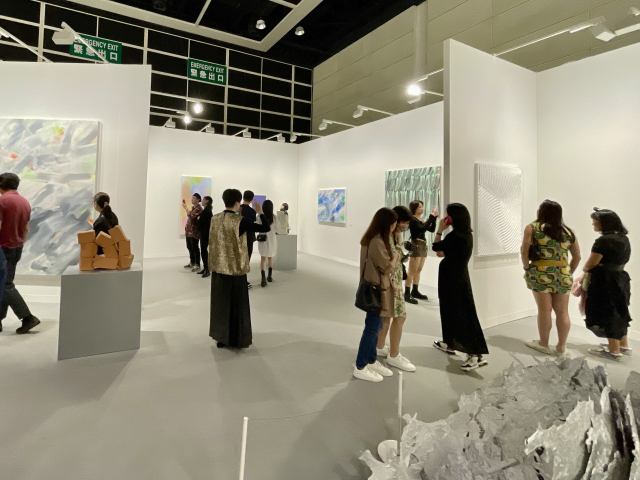 아트바젤 홍콩에 참여한 리안갤러리 부스 앞에 많은 관람객들이 북적이고 있다. 최정인 작가 제공