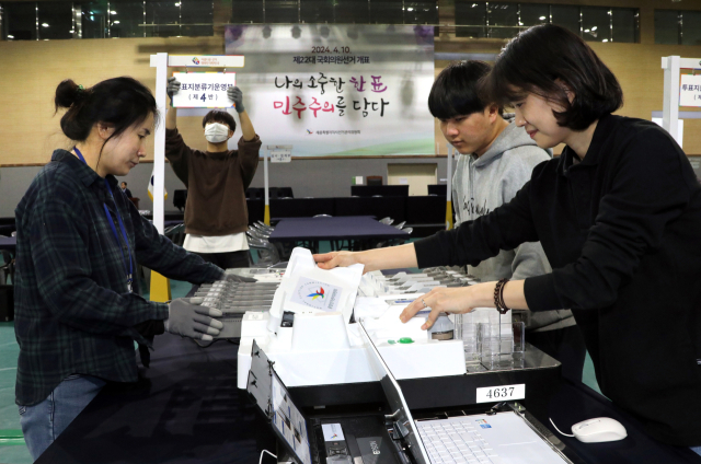 제22대 국회의원 선거를 이틀 앞둔 8일 세종특별자치시 정부세종청사 체육관에 마련된 개표소에서 선관위 직원들이 설치 작업및 점검에 한창이다. 연합뉴스