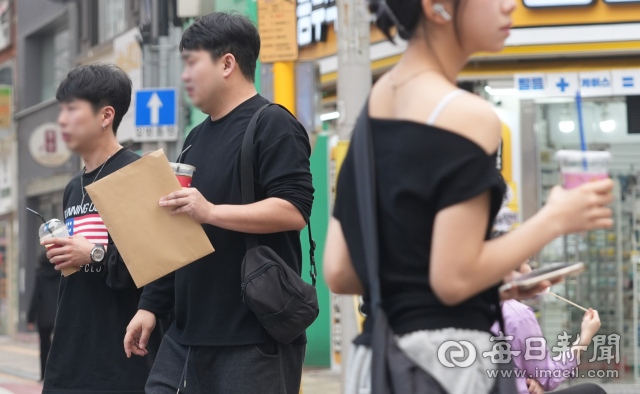 대구 지역 낮 최고기온이 23.4℃를 기록하면서 연일 따뜻한 봄 날씨가 이어지고 있는 8일 대구 중구 동성로에서 시민이 반소매 차림으로 시원한 음료를 들고 발걸음을 옮기고 있다. 안성완 기자 asw0727@imaeil.com