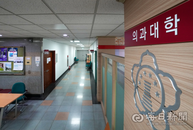 의대 증원에 반발해 휴강 중인 의대들이 속속 수업을 재개하고 있는 가운데 경북대 의대가 비대면으로 수업을 재개했다. 8일 경북대 의과대학 복도가 적막한 모습을 보이고 있다. 안성완 기자 asw0727@imaeil.com
