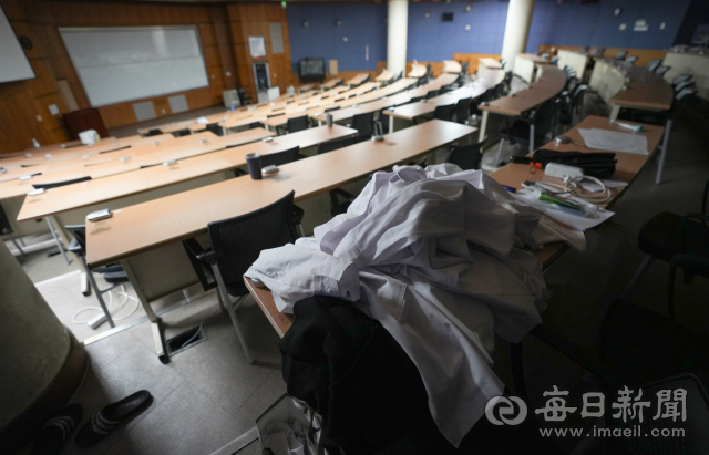 의대 증원에 반발해 휴강 중인 의대들이 속속 수업을 재개하고 있는 가운데 경북대 의대가 비대면으로 수업을 재개했다. 8일 경북대 의과대학 강의실이 텅 빈 채 적막한 모습을 보이고 있다. 안성완 기자 asw0727@imaeil.com