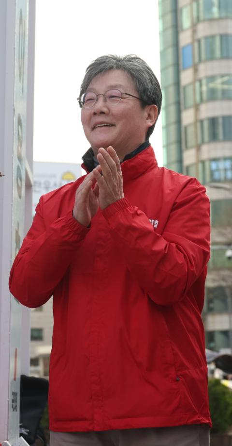 국민의힘 유승민 전 의원이 31일 신촌 유플렉스 앞에서 이용호 후보 지원 유세를 하고 있다. 연합뉴스