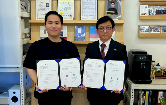 장재성 흥해앵글 대표(사진 좌측) 강창교 경상북도사회복지사협회 회장. 경상북도사회복지사협회 제공