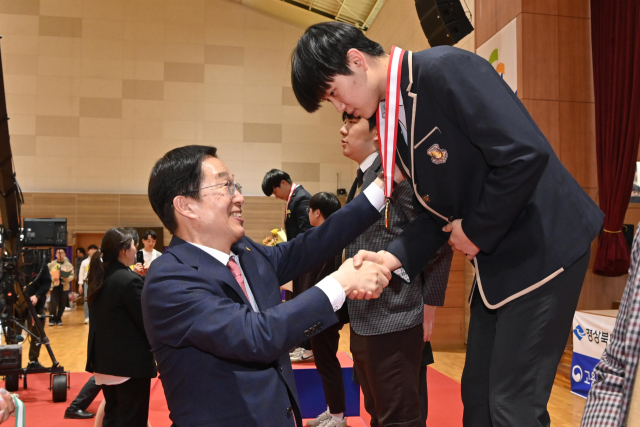 임종식 경북도교육감이 2024년 경북기능경기대회에 입상한 학생에게 메달을 수여하고 있다. 경북교육청 제공