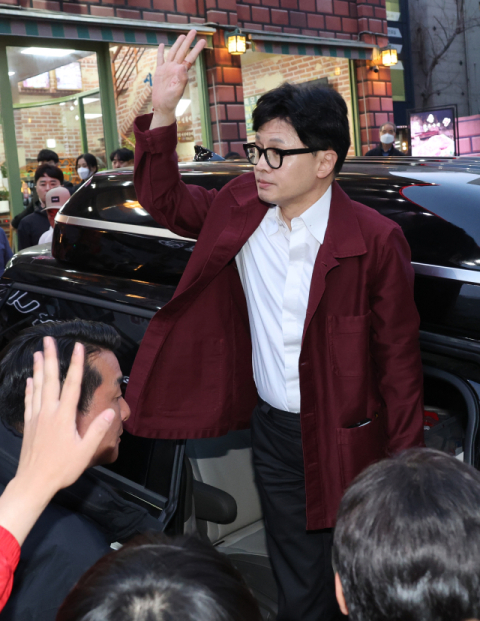 국민의힘 한동훈 비상대책위원장이 8일 저녁 인천 계양구 한 고깃집에서 원희룡 후보와 만난 후 떠나고 있다. 국민의힘 관계자는 얼마 전 더불어민주당 이재명 대표가 식사 후 소셜미디어에 글을 올린 곳이라고 전했다. 연합뉴스