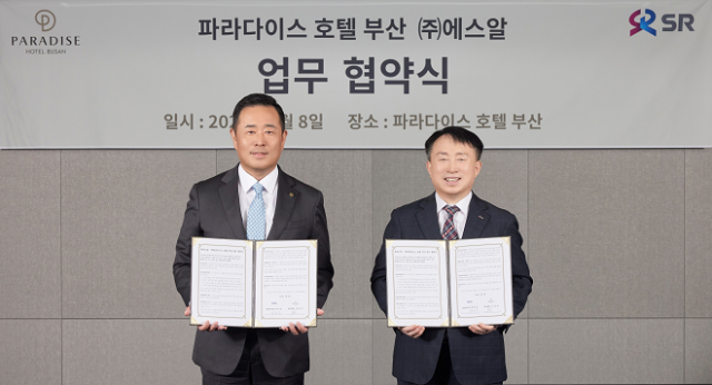 수서고속철도(SRT) 운영사 에스알(SR)은 8일 파라다이스호텔 부산에서 부산 관광객 유치를 통한 지역 관광 및 경제 활성화를 위해 파라다이스호텔 부산과 업무협약을 체결했다. 사진 왼쪽부터 윤진상 파라다이스호텔 부산 총지배인, 정연성 SR 영업본부장. 2024.4.9. SR 제공
