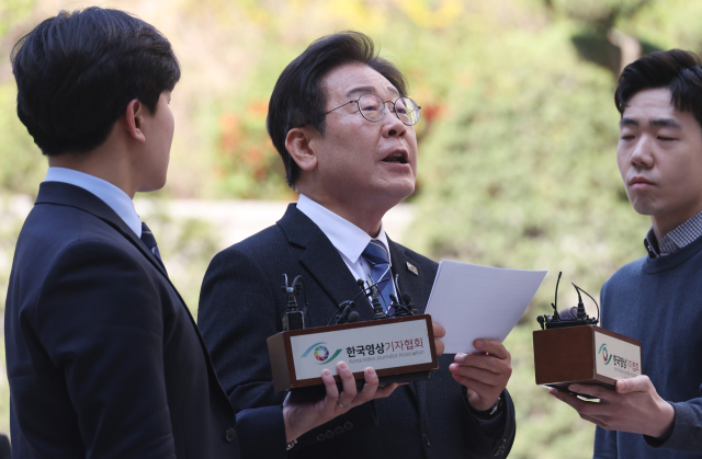 더불어민주당 이재명 대표가 총선 하루 전날인 9일 서초동 서울중앙지법에서 열리는 대장동·성남FC·백현동 관련 재판에 출석하며 기자회견을 하던 중 울분을 토하고 있다. 연합뉴스