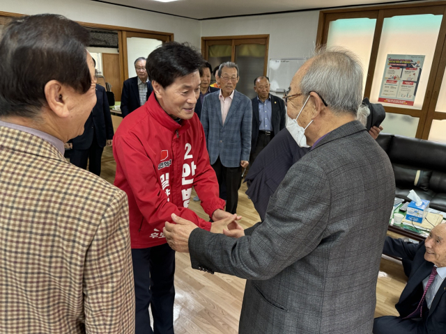 안병구 후보가 내일동 경로당을 찾아 지지를 호소하고 있는 모습. 안병구 선거운동사무실 제공