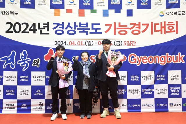 경북기능경기대회에서 전기제어분야 은메달과 동메달을 수상한 영천전자고 학생과 정미경 교장이 기념촬영을 하고 있다. 영천전자고 제공