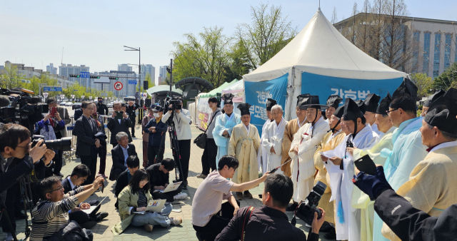 더불어민주당 수원정 김준혁 후보의 퇴계 선생을 폄훼한 책 기술 내용과 관련해 안동지역 유림 대표자들이 9일 국회를 찾아 박 후보 사퇴를 촉구하는 기자회견을 하고 있다. 안동유교문화선양회 제공