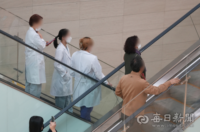 정부의 의대 증원에 반발한 의대 교수들이 집단 사직서 제출을 예고한 25일 오전 대구의 한 대학병원에서 의료진이 발걸음을 옮기고 있다. 안성완 기자 asw0727@imaeil.com