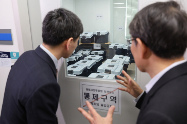 노태악 중앙선거관리위원장이 7일 오후 서울 영등포구선거관리위원회를 방문해 관내사전투표함·우편투표함 등 투표함 보관장소 CCTV 운영 현장을 점검하고 있다. 연합뉴스