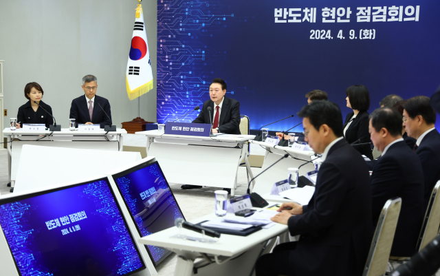 윤석열 대통령이 9일 서울 용산 대통령실 청사에서 열린 반도체 현안 점검회의에서 발언하고 있다. 연합뉴스