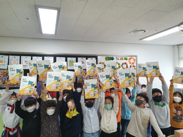 지난 2022년 대구2·28기념학생도서관의 독서마라톤 챌린지에 참여한 북구 연경초 학생들이 완주 기념으로 단체 사진을 촬영하고 있다. 대구시교육청 제공