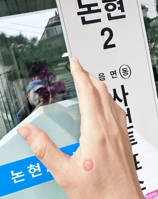 배우 김규리가 파란 옷을 입고 투표 인증샷을 찍은 모습. 김규리 인스타그램 캡처