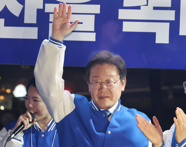 더불어민주당 이재명 대표가 9일 서울 용산역 앞 광장에서 마지막 지원 유세를 펼치고 있다. 연합뉴스