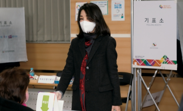 지난 2022년 3월4일 윤석열 국민의힘 대선후보의 부인 김건희씨(현 영부인)가 서울 서초1동 주민센터 사전투표소에서 투표를 하고 있다. 윤석열 캠프