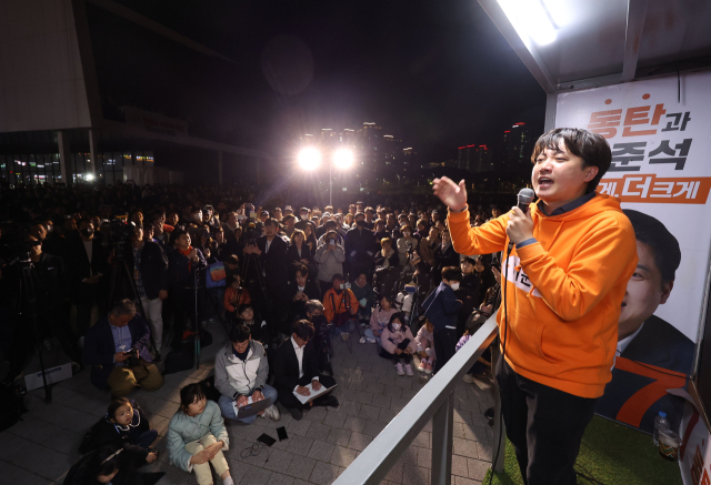 9일 오후 경기도 화성시 롯데백화점 맞은편 문화복합용지에서 열린 개혁신당 중앙선거대책위원회 파이널 집중유세에서 이준석 대표가 지지를 호소하고 있다. 연합뉴스