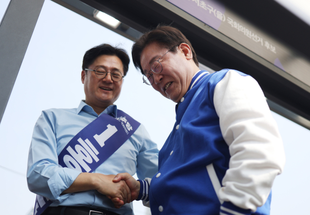 더불어민주당 이재명 대표가 7일 서울 서초구를 방문, 홍익표 후보와 인사를 나누고 있다. 연합뉴스