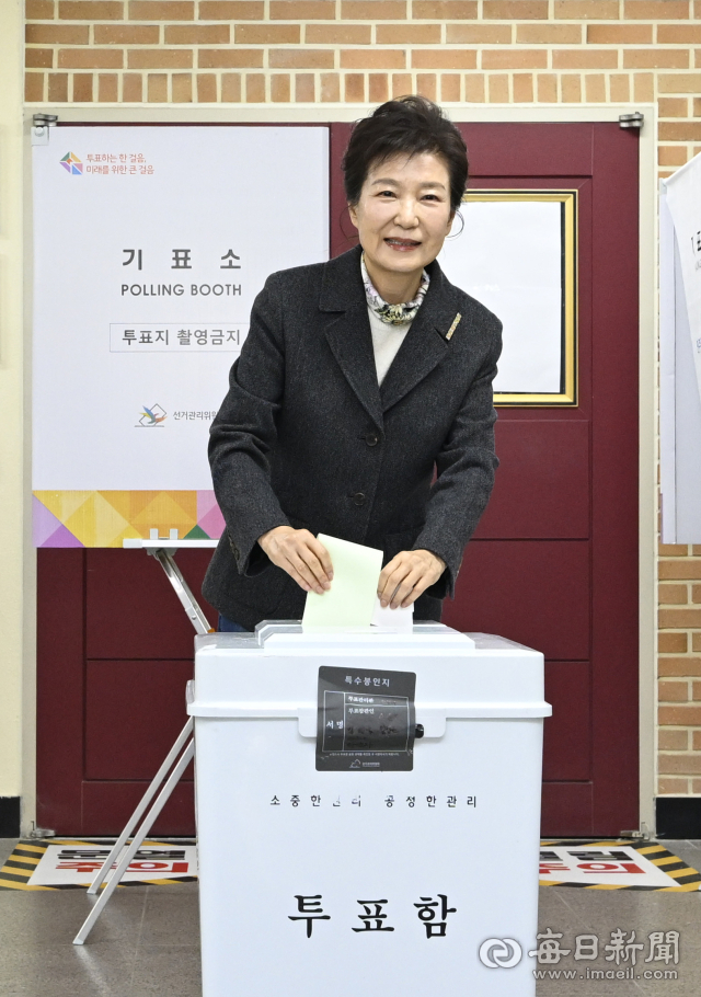 박근혜 전 대통령이 제22대 국회의원 선거일인 10일 대구 달성군 비슬초등학교에 마련된 유가읍 제3투표소에서 투표를 마친 뒤 기표소를 나서고 있다. 안성완 기자 asw0727@imaeil.com