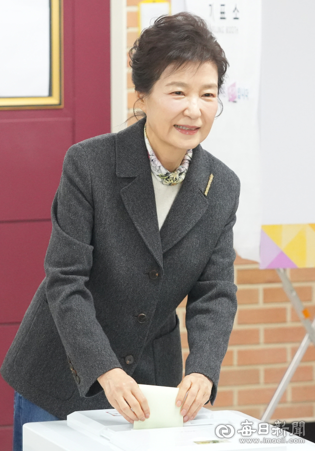 박근혜 전 대통령이 제22대 국회의원 선거일인 10일 대구 달성군 비슬초등학교에 마련된 유가읍 제3투표소에서 투표하고 있다. 안성완 기자 asw0727@imaeil.com