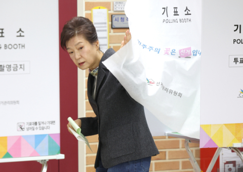 박근혜 전 대통령, 달성 비슬초서 투표…