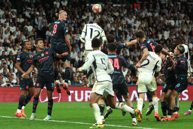 10일 스페인 마드리드의 에스타디오 산티아고 베르나베우에서 2023-2024 UEFA UCL 8강 1차전이 열린 가운데 레알 마드리드와 맨체스터 시티 선수들이 코너킥 상황 때 헤더 경합을 벌이고 있다. 연합뉴스