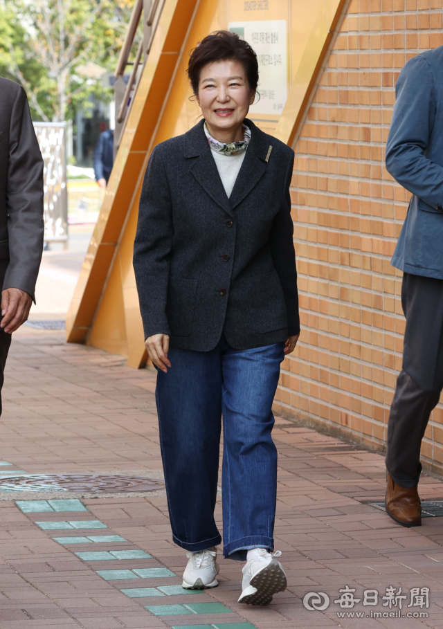 박근혜 전 대통령이 제22대 국회의원 선거일인 10일 투표를 하기 위해 대구 달성군 비슬초등학교에 마련된 유가읍 제3투표소로 들어서고 있다. 안성완 기자 asw0727@imaeil.com