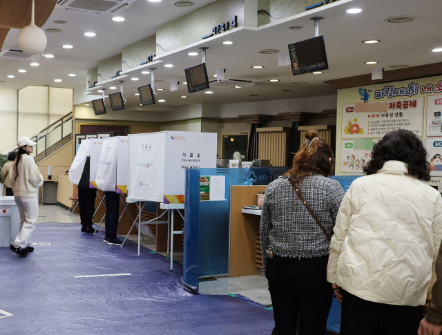 4·10 총선이 치러진 10일 오전 인천시 계양구 계양새마을금고 본점에 마련된 작전1동 제4투표소에 유권자들이 들어서고 있다. 연합뉴스