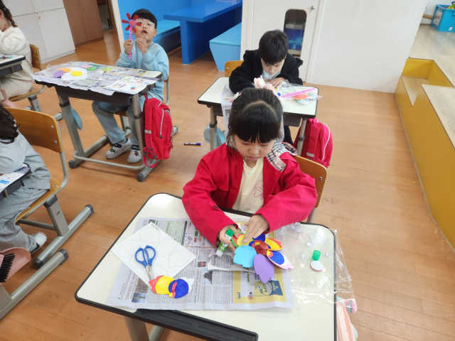 영양군 석보초등학교 학생들이 교내 과학 행사에서 관련 키트 만들기 수업을 진행하고 있다. 영양교육지원청 제공
