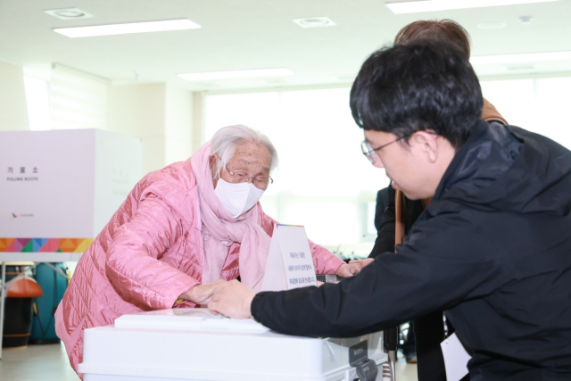 호명읍 담암리에 거주하는 105세 임차녀 할머니가 투표한 용지를 투표함에 넣고 있다. 예천군 제공