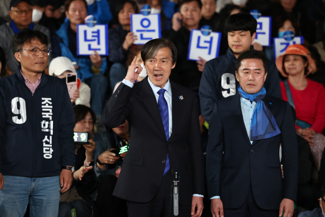 제22대 국회의원선거를 하루 앞둔 9일 오후 조국혁신당 조국 대표가 서울 종로구 세종문화회관 앞에서 지지를 호소하고 있다. 연합뉴스