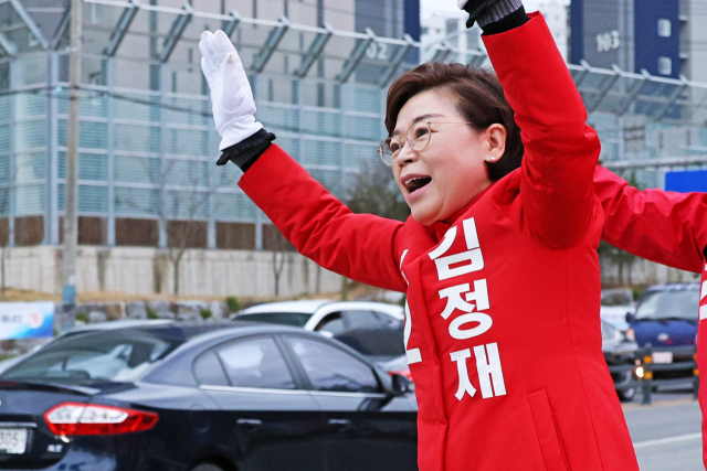 지난달 28일 포항시 북구 우현사거리에서 포항시북구 선거구에 출마한 국민의힘 김정재 후보가 손을 흔들며 시민에게 인사하고 있다. 연합뉴스