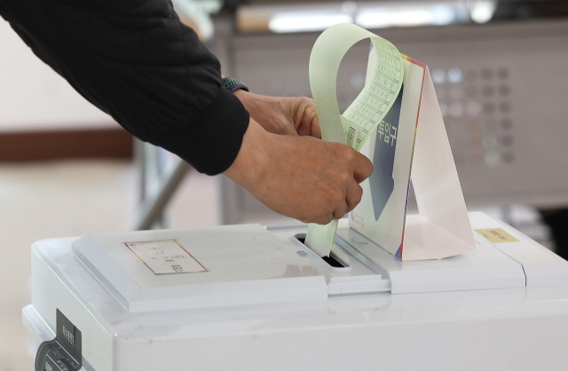 제22대 국회의원선거 투표일인 10일 대구 달성군 유가읍행정복지센터에 마련된 유가읍 제1투표소에서 한 유권자가 투표용지를 투표함에 넣고 있다. 연합뉴스