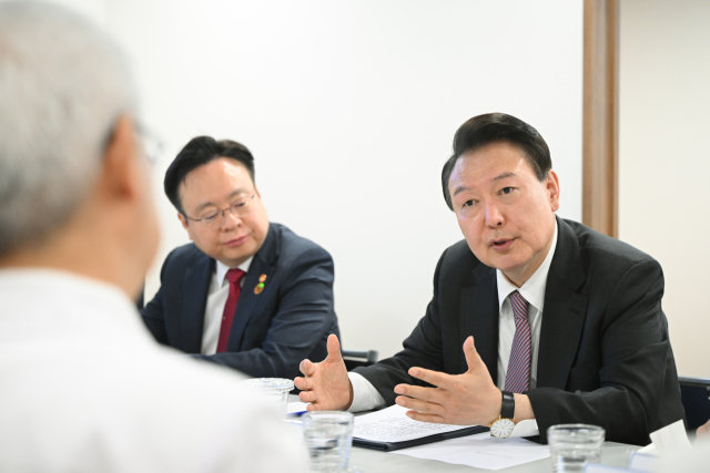 윤석열 대통령이 지난 9일 경기 부천시 소사구의 심장전문병원인 부천세종병원을 방문해 의료진과 간담회를 하고 있다. 연합뉴스