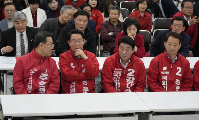 10일 대구 수성구 국민의힘 대강당에서 대구·경북 출마 후보들이 굳은 표정으로 출구조사 결과를 시청하고 있다. 김영진 기자 kyjmaeil@imaeil.com