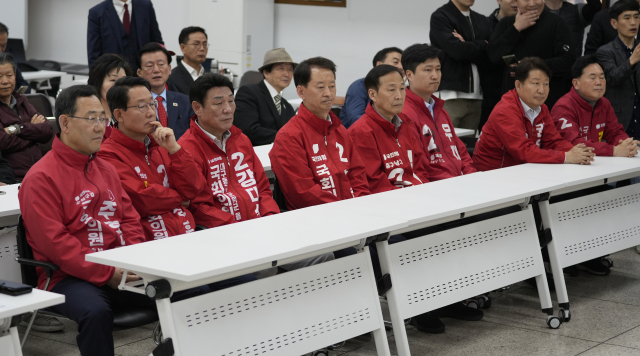 [포토뉴스] 굳은 표정으로 출구조사 시청하는 국민의힘 후보들