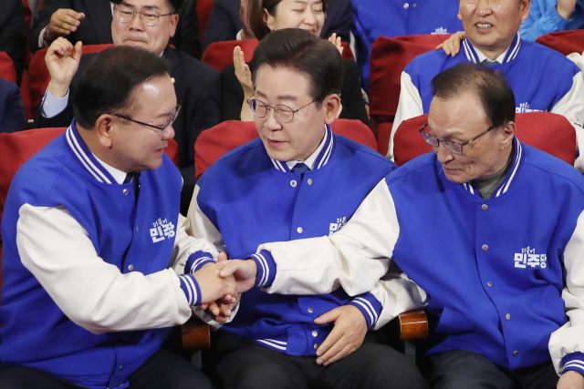 더불어민주당 이재명 대표, 이해찬·김부겸 상임공동선거대책위원장이 10일 오후 서울 영등포구 여의도 국회 의원회관에 마련된 제22대 국회의원선거(총선) 민주당 개표 상황실에서 방송사 출구조사 결과를 지켜본 뒤 악수를 나누고 있다. 연합뉴스