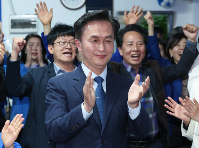 제22대 국회의원선거일인 10일 오후 서울 동작구을에 출마한 더불어민주당 류삼영 후보가 동작구에 마련된 본인의 선거사무실에서 방송3사(KBS,MBC,SBS) 공동 출구조사 결과를 확힌한 뒤 자리에서 일어나 기뻐하고 있다. 연합뉴스
