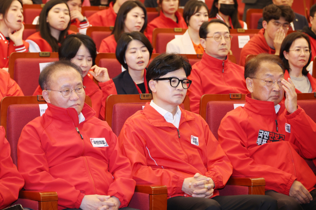 국민의힘 한동훈 총괄선대위원장 등이 10일 서울 여의도 국회도서관에 마련된 제22대 국회의원선거 개표상황실에서 출구조사 결과를 시청하고 있다. 연합뉴스