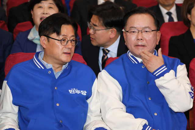 더불어민주당 김부겸 상임공동선거대책위원장과 홍익표 원내대표가 10일 오후 서울 여의도 국회 의원회관에 마련된 제22대 국회의원선거 개표상황실에서 출구조사 결과를 보며 대화를 하고 있다. 연합뉴스