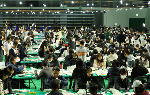 제22대 국회의원 선거일인 10일 오후 울산시 남구 문수체육관에 마련된 개표소에서 개표 작업이 이뤄지고 있다. 연합뉴스