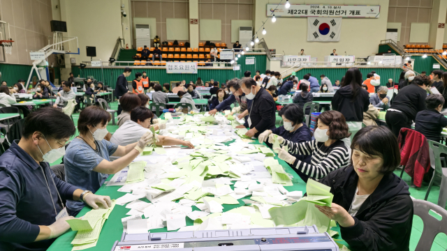 제22대 국회의원 선거 제주 서귀포시 지역구 개표장인 올림픽기념국민생활관에서 개표 작업이 한창이다. 연합뉴스